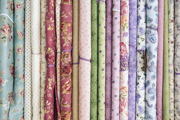 Comment choisir les tissus idéaux pour rester confortablement au frais par temps chaud ?