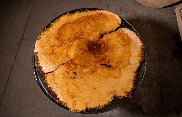 Découvrez comment les tables rivières en époxy allient forme et fonction