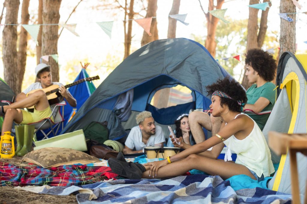 Quelle est la taille des emplacements au Camping Rancho Davaine ?