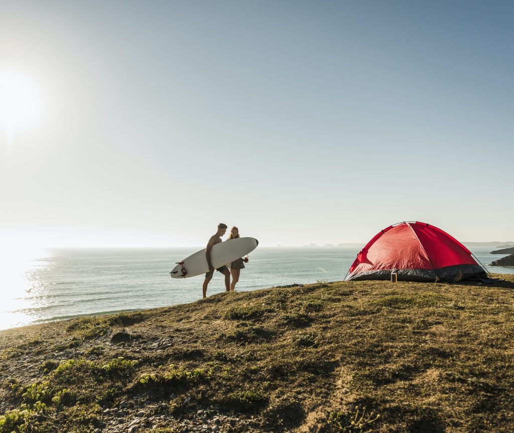 Quels sont les campings de Fréjus qui proposent des cours de surf ou de planche à voile ?